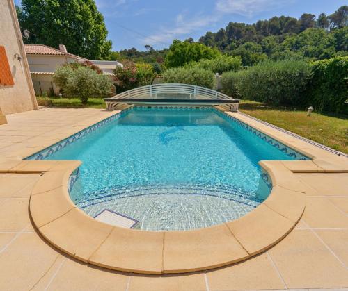 une piscine au milieu d'une cour dans l'établissement Le Clos des Oliviers - Piscine Privée - Jardin - Parking, à Jouques