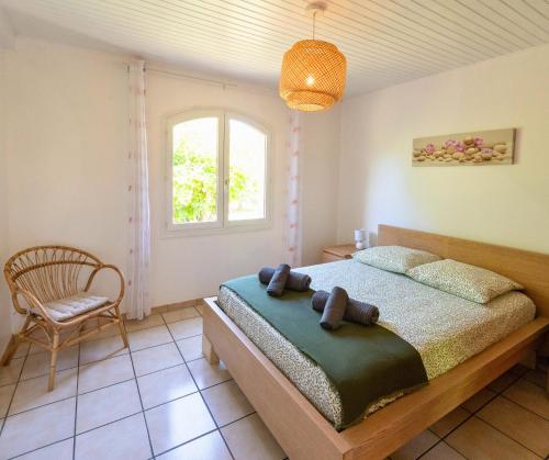 Postel nebo postele na pokoji v ubytování Le Clos des Oliviers - Piscine Privée - Jardin - Parking