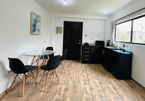 Una cocina con una mesa y sillas en una habitación. en Urban Ground Suite, en Baños