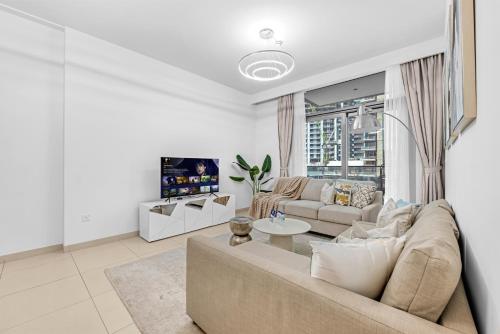 Modern 2BR at Burj Crown Walk to Burj Khalifa by Vibel Stay
