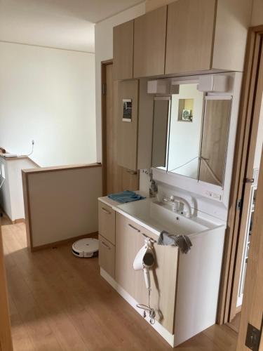 Kuchyň nebo kuchyňský kout v ubytování オルちゅーばーハウス#6畳1部屋提供#ホスト住居型民泊#内鍵ありOruchuba house
