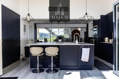 Kuchyň nebo kuchyňský kout v ubytování The Manor Hot Tub Escape