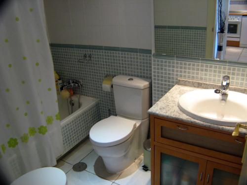 a bathroom with a toilet and a sink at Apartamento VenAVera Playa Jardines de Nuevo Vera I3-1B Primera Línea WIFI in Vera