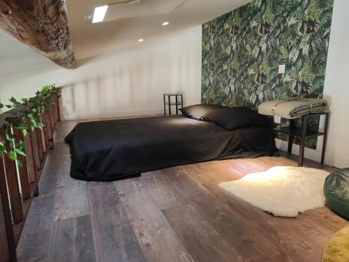 une chambre avec un lit dans le coin d'une pièce dans l'établissement Appartement Jungle climatisé Centre Ville, à Nîmes