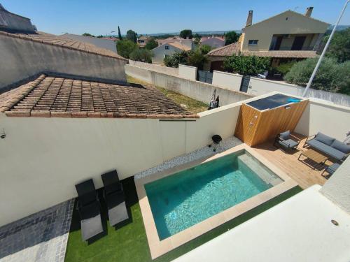une piscine sur le toit d'une maison dans l'établissement Superbe Maison neuve Piscine Clim parking Recharge voiture électrique, à Bouillargues