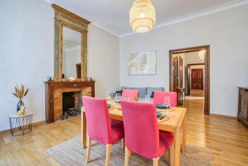 Gallery image of Superbe appartement 95m2 proche Arènes- parking offert in Nîmes