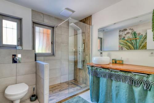 a bathroom with a shower and a toilet and a sink at La Cabane O Rêves - Chalet Cosy - Pleine nature in Lagnieu