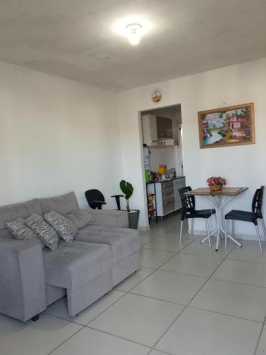un soggiorno con un divano e un tavolo di Casa Aeroporto - UFAL a Maceió