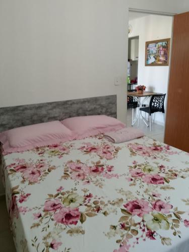 una camera da letto con un letto decorato con fiori di Casa Aeroporto - UFAL a Maceió