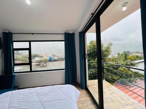 Un dormitorio con una cama y una ventana grande. en Skyline Retreat Suite, en Baños
