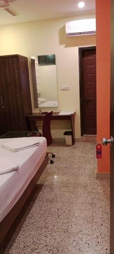 Katil atau katil-katil dalam bilik di Nandhini Hotel