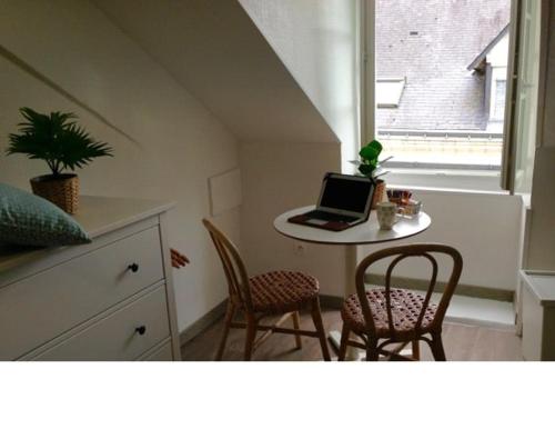 una cucina con un tavolo con un computer portatile sopra di Studio Hyper centre ville a Nantes