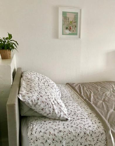 un letto con due cuscini sopra in una camera da letto di Studio Hyper centre ville a Nantes