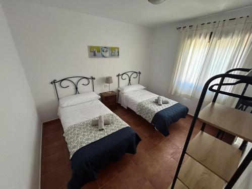 two twin beds in a room with a ladder at Casa rural Juan Pablo in Segura de la Sierra