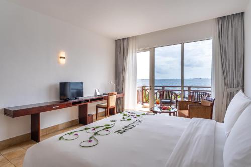 TV/Unterhaltungsangebot in der Unterkunft Hulhule Island Hotel- Private Beach Access & Airport Pick-up and Drop