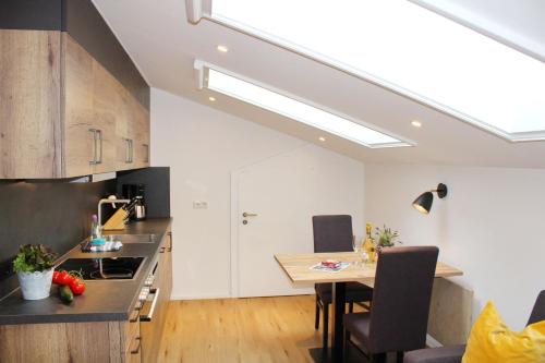 Una cocina con una mesa y un comedor. en Seethal-Chiemseestrand, en Übersee