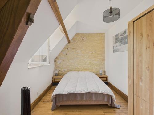 una camera da letto con letto in mansarda di Grande maison pour 16 avec piscine et tennis a La Chapelle-Aubareil