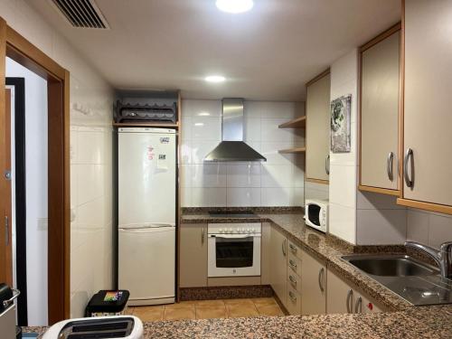 Η κουζίνα ή μικρή κουζίνα στο Sea-Breeze Apartment with Pool & Parking