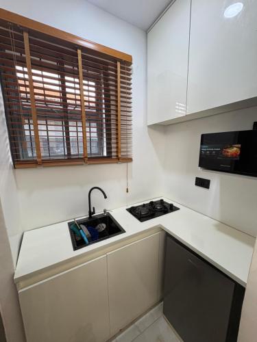Kuchyň nebo kuchyňský kout v ubytování Smart 1 bedroom apartment Yaba