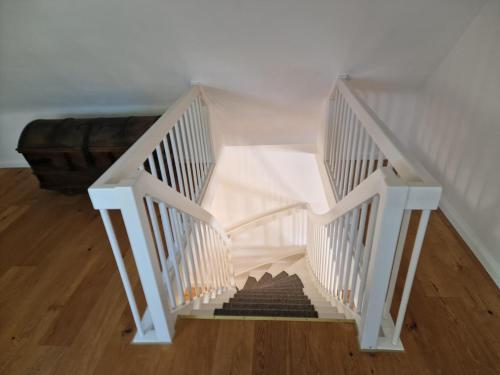 a staircase in a living room with a couch at Ferienhaus Lisette Wohlfühldomizil zwischen Rebenmeer und Pfälzer Wald in Haßloch