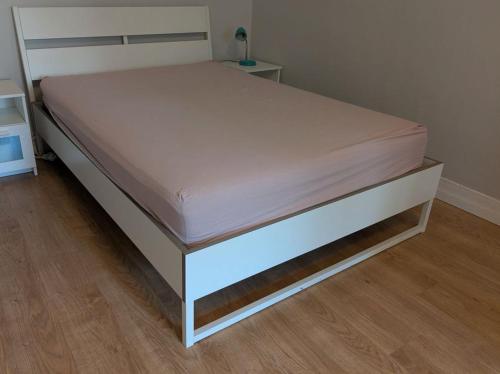 Postel nebo postele na pokoji v ubytování Maison neuve avec jardin