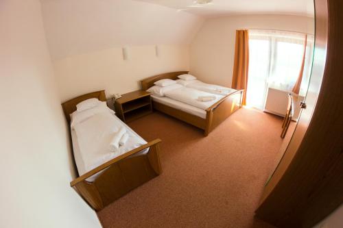 Postel nebo postele na pokoji v ubytování M1 Szekér Csárda Hotel és Étterem