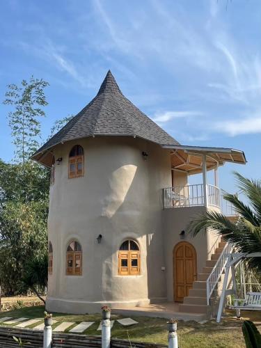 a small white house with a gambrel roof at Pundin Khaoyai in Nong Sarai