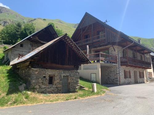 Cette grande maison en bois dispose d'un balcon. dans l'établissement Le Chalet des Séraphins, à Saint-Sorlin-dʼArves