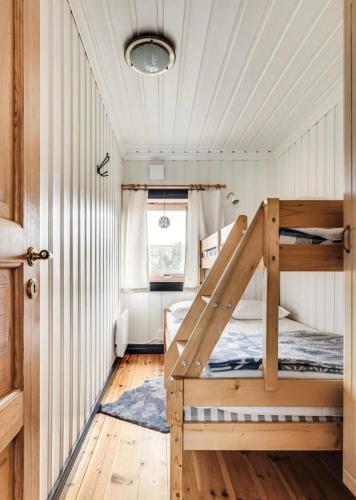a bedroom with a bunk bed in a house at Bruksvallslidens förmedling in Bruksvallarna