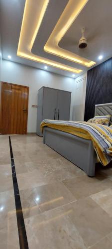 Postel nebo postele na pokoji v ubytování Tranquil 2BR Portion Gulistan e Joher BLK 14