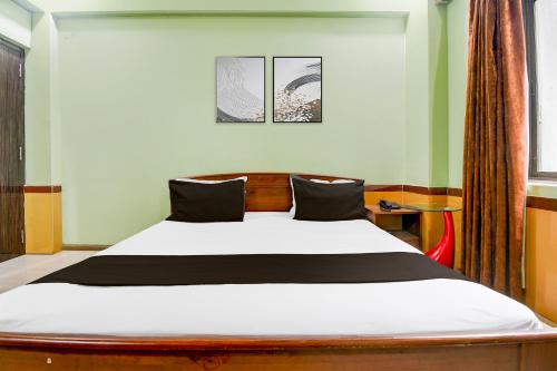 a bedroom with a large bed in a room at Hotel O New Yatra Residency in Patna