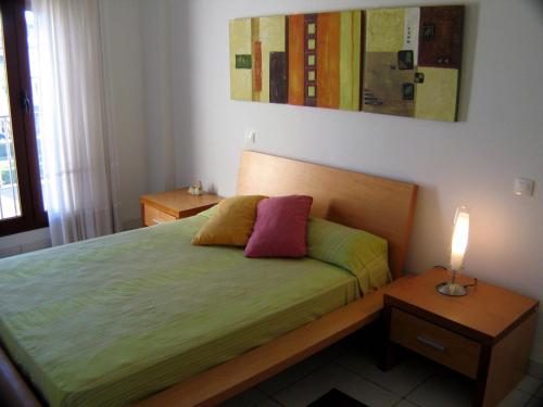 1 dormitorio con 1 cama y 1 lámpara en una mesa en Apartamento VenAVera Playa Jardines de Nuevo Vera I4-2C Ático Primera Línea WIFI, en Vera