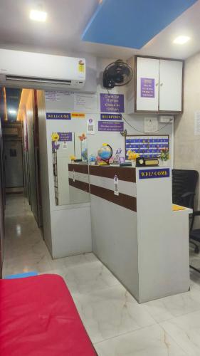 a room with a counter with a fish tank at Ahlan Green Apple Dormitory in Mumbai