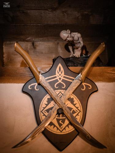 para nożyczek leżąca na stole w obiekcie maison de hobbit 