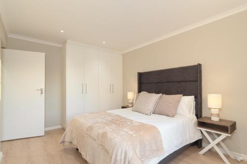 Giường trong phòng chung tại Montbleu Cottage