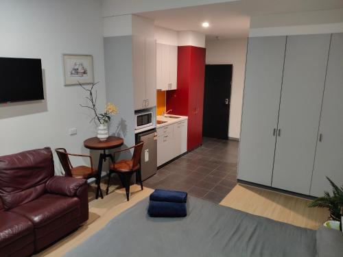 Кухня или мини-кухня в Melbourne Studio Apartments Hotel - 138 Elgin Carlton
