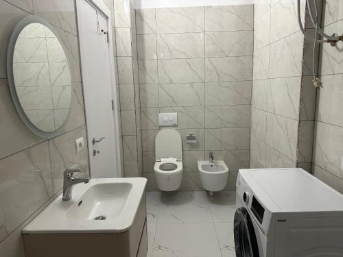 Ένα μπάνιο στο Adan Luxury Aparthotel
