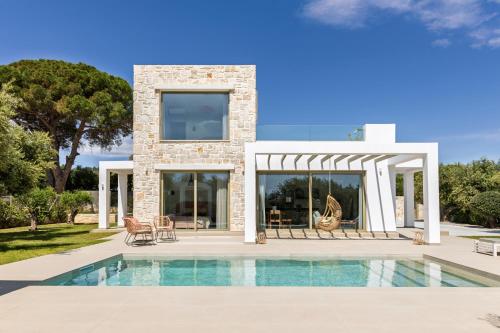 Бассейн в Oceanids Luxury Villas, By ThinkVilla или поблизости