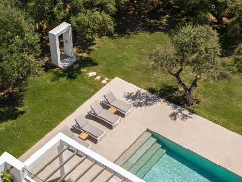 Бассейн в Oceanids Luxury Villas, By ThinkVilla или поблизости