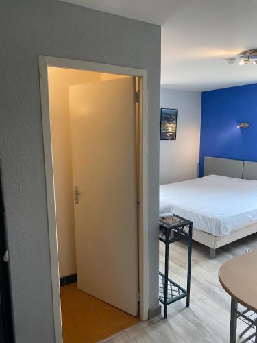 Llit o llits en una habitació de Hôtel Gambetta