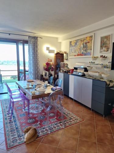 salon ze stołem i kuchnią w obiekcie Casa Paola nel Chianti w mieście Castelnuovo Berardenga