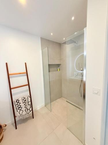 une salle de bain avec une douche avec une porte vitrée dans l'établissement Villa de rêve avec piscine privée, entièrement rénové, au Barcarès