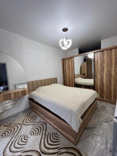 ItʼkhvisiDS & Sea Suites Batumi的带床和大镜子的卧室