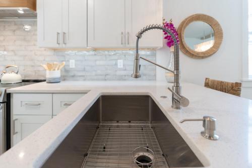 un fregadero con un drenaje en el medio en Sun Seekers Beach House- Steps from Butler Beach, en St. Augustine