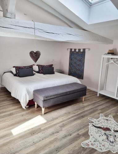 - une chambre avec un grand lit et un plafond dans l'établissement La Loge du Grand Cèdre, gîte de charme, à Fontcouverte