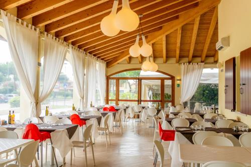 Restaurace v ubytování Airone Bianco Residence Village