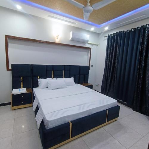 Un pat sau paturi într-o cameră la S&S Guest House
