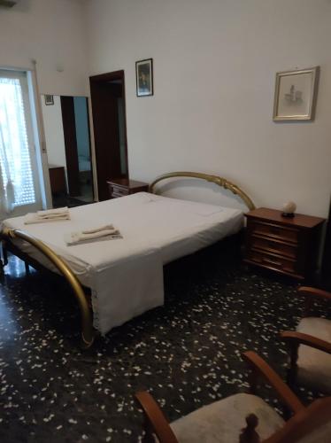 a bedroom with a bed in a room at Sognando Ostuni in Ostuni