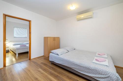 LinardićiにあるHoliday Home Boroのベッドと鏡のある寝室