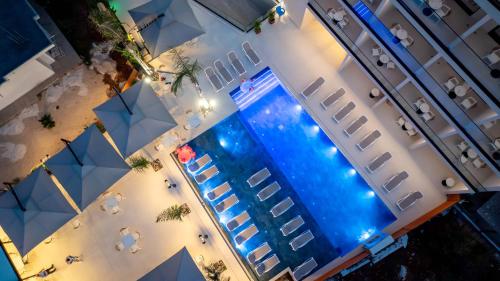 Bazén v ubytování Central Park Premium Hotel nebo v jeho okolí